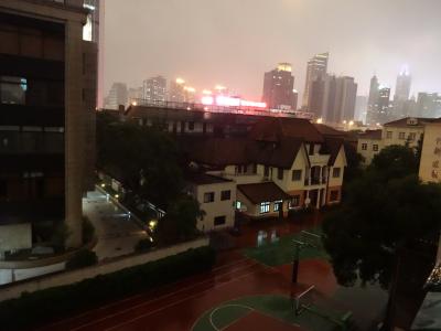 Hier die Vorzeichen des ersten Taifunauslaeufers in Shanghai